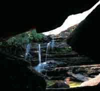 La acci�n erosiva del agua produce oquedades y profundas grietas h�medas