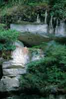 Refugios rocosos con evidencias de ocupaci�n humana, en la margen del raudal de Angostura, r�o Guayabero