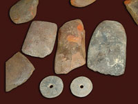 En una misma regi�n de la vertiente andina hay evidencias arqueol�gicas de diversas culturas y �pocas de ocupaci�n. Cabezas de hacha elaboradas en diversos tipos de roca arenisca de la cordillera Oriental  y otras de procedencia lejana, en materiales gran