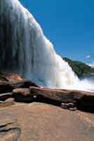 El corte abrupto de la roca gran�tica forma imponentes ca�das de agua en la Laguna Canaima.