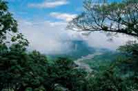 Al acercarse al Llano, los r�os corren menos torrentosos por valles abiertos.