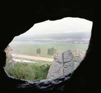 Abrigo rocoso en el borde occidental de la altiplanicie de Bogot�, regi�n de la laguna de La Herrera, donde fueron hallados restos f�siles de fauna pleistoc�nica.