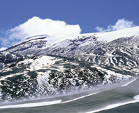 Las fuentes de agua en la alta monta�a dependen, en buena parte, de la fusi�n de los glaciares -cuando est�n presentes-, de las lluvias y del aporte de la neblina. Estos procesos son muy vulnerables a los cambios generados por la actividad del hombre.
Lad