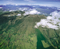 La carretera marca el l�mite entre el gradiente altitudinal de cultivos, pastizales y plantaciones forestales de clima fr�o y la franja paramuna en el volc�n Galeras, Nari�o.