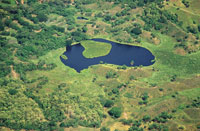En las zonas planas y onduladas de la llanura del valle del Magdalena, cerca de Barrancabermeja, la vegetaci�n natural se entremezcla con la ganader�a intensiva y los cultivos a gran escala.