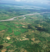 En la planicie se pueden apreciar peque�as terrazas, suaves colinas y orillales producidos por el r�o, as� como algunas barras o islas.