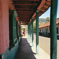 Durante los siglos coloniales, la arquitectura espa�ola se adapt� a las condiciones del mundo americano, donde cre� nuevos estilos y formas. Casa en Ambalema.