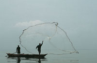 Los habitantes de las riberas del r�o conservan sus costumbres ancestrales: la pesca artesanal y la  fiesta como celebraci�n de sus  tradiciones m�s antiguas.
