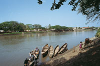 Los habitantes de las riberas del r�o conservan sus costumbres ancestrales: la pesca artesanal.