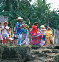 Los habitantes de las riberas del r�o conservan sus costumbres ancestrales: la  fiesta como celebraci�n de sus  tradiciones m�s antiguas.