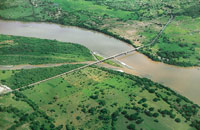 El aprovechamiento de la tierra para diversos cultivos ha modificado el aspecto de la cuenca del Magdalena, cuyo aspecto de  mosaico de formas y colores, se puede apreciar desde el aire.
