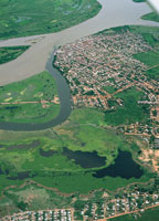 El crecimiento de los asentamientos humanos ha agudizado la problem�tica ambiental al superar la capacidad de recuperaci�n de los ecosistemas naturales. Ciudad de El Banco a orillas del Magdalena.