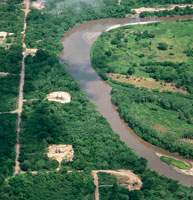 La extracci�n de petr�leo genera riqueza para la regi�n y el pa�s, pero implica tambi�n la transformaci�n del entorno natural y en algunas oportunidades serios problemas ambientales.