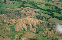 La quema y la destrucci�n de la cobertura vegetal, adem�s de generar p�rdidas irreparables en la calidad del suelo, causan erosi�n y deslizamientos que aumentan la carga de sedimentos del r�o.