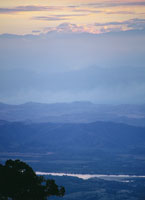 En su ascenso hacia los pueblos de la sal, este paisaje del valle del Magdalena, con el nevado del Tolima en la lejan�a, fue el tel�n de fondo de la conquista del interior.