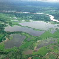 El r�o Magdalena nace en el Macizo Colombiano, en las altas cumbres de la cordillera Central y recorre m�ltiples ambientes como nevados, p�ramos, bosques andinos, sabanas y valles inundables. Depresi�n Momposina.