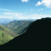 Desde su nacimiento hasta que sale de la cordillera y entra al valle , el r�o se desplaza por una fuerte pendiente y arrastra a su paso una gran cantidad de sedimentos. Alto de Isnos.