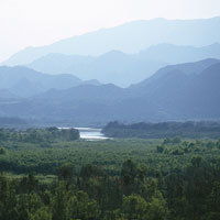 Desde su nacimiento hasta que sale de la cordillera y entra al valle , el r�o se desplaza por una fuerte pendiente y arrastra a su paso una gran cantidad de sedimentos. Piedemonte del Macizo Colombiano.