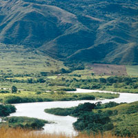 Al sur, cerca del municipio de Hobo, el valle del Magdalena es muy angosto; sin embargo, a la altura de Purificaci�n alcanza una anchura de 50 km, vuelve a estrecharse cerca de la ciudad de Honda y finalmente sobrepasa los 100 km en la zona de Barrancaber