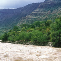 Al sur, cerca del municipio de Hobo, el valle del Magdalena es muy angosto; sin embargo, a la altura de Purificaci�n alcanza una anchura de 50 km, vuelve a estrecharse cerca de la ciudad de Honda y finalmente sobrepasa los 100 km en la zona de Barrancaber
