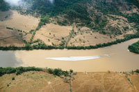 En las llanuras de desborde, el r�o se sale de su cauce en �pocas de mayor precipitaci�n y forma meandros y cauces paralelos. Formaci�n de islotes por acumulaci�n de sedimentos.