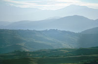 El Magdalena se enmarca entre dos ramales de la cordillera andina y en su recorrido atraviesa monta�as, colinas, valles, sabanas y llanuras, de un extremo a otro del pa�s. Paisaje montano en el departamento del Huila.