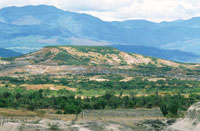 El Magdalena se enmarca entre dos ramales de la cordillera andina y en su recorrido atraviesa monta�as, colinas, valles, sabanas y llanuras, de un extremo a otro del pa�s. Zona �rida del desierto de la Tatacoa.