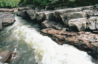 La traves�a del Magdalena por la regi�n monta�osa del sur del pa�s termina en los raudales de Honda. Aguas abajo, el r�o recibi� el nombre de Yuma en lengua Karib. El Estrecho.