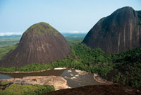 Aunque su territorio es predominantemente plano, la Orinoquia y la Amazonia colombianas poseen monta&ntilde;as aisladas, como los cerros de Mavecure, por entre los que discurre el r&iacute;o In&iacute;rida y en cuya base se forma un peque&ntilde;o raudal. 