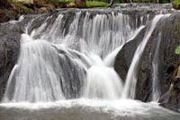 Una ca&iacute;da de agua es siempre la misma, pero su aspecto y su sonido cambian a cada instante. Detalle de cascada de aguas termales en Santa Rosa de Cabal.