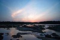 Amanecer en el raudal Payara en el r&iacute;o In&iacute;rida, donde la fuerza del agua, al estrellarse en las rocas, contrasta con la tranquilidad de sus aguas en los remansos de la orilla. 
