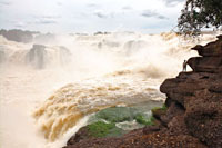 Son muchos los mitos en torno al origen de los raudales de la Orinoquia y la Amazonia. Los nativos ven estas manifestaciones de la naturaleza con admiraci&oacute;n y respeto. Cataratas de Jirijirimo.