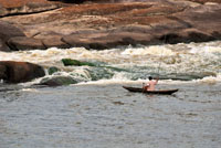 En un remanso del raudal Santacruz, r&iacute;o Vaup&eacute;s, un pescador busca el sustento diario para su familia. 