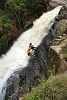 Algunas ca&iacute;das de agua se han convertido en destinos para el turismo de aventura. Pr&aacute;ctica de torrentismo en la cascada La Periquera en el departamento de Boyac&aacute;.