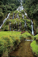 Muchas ca&iacute;das de agua son visitadas por sus propiedades curativas y recreativas. Aguas termales de Santa Rosa de Cabal, Risaralda.