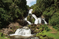 En Colombia, algunas ca&iacute;das de agua cuentan con cierta infraestructura para el turismo esc&eacute;nico y de aventura. Salto del Tequendamita cerca de la poblaci&oacute;n El Retiro, Antioquia.