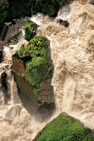 La energ&iacute;a  que genera el agua al caer puede ser aprovechada de muchas maneras, sin producir contaminaci&oacute;n. Salto del Tequendama, Cundinamarca.