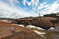 Con la construcci&oacute;n de una central hidroel&eacute;ctrica en los raudales cercanos a la poblaci&oacute;n de Mit&uacute;, en la Amazonia colombiana, se espera abastecer la demanda local de energ&iacute;a.