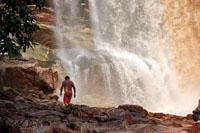 Ind&iacute;gena de la etnia Tikuna en busca del g&uuml;io que habita en una caverna del salto de Ca&ntilde;o Alto, afluente del r&iacute;o In&iacute;rida.