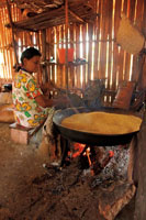 Las comunidades aisladas de la Amazonia y la Orinoquia colombianas se pueden beneficiar de la fuerza del agua en los raudales, donde es posible construir peque&ntilde;as centrales hidroel&eacute;ctricas sin alterar el ambiente. Mujer cocinando la yuca brava.