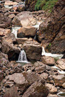 Por el gran poder que tiene el agua para erosionar, la mayor&iacute;a de las ca&iacute;das de agua tienden a convertirse en raudales sobre un lecho rocoso. Quebrada en Sueva, Cundinamarca.
