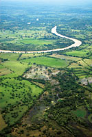 La represa de  Urr&aacute; fue construida para generar energ&iacute;a y regular el caudal del r&iacute;o Sin&uacute;. Esto afect&oacute; los manglares del delta de Tinajones  y ci&eacute;nagas aleda&ntilde;as y no impidi&oacute; las grandes inundaciones que se presentan en la parte baja del r&iacute;o durante los fuertes inviernos.