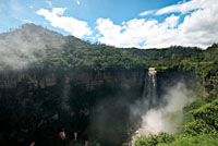 Una clara muestra del mal manejo que se le ha dado al recurso h&iacute;drico es el Salto del Tequendama. La  magnificencia que ten&iacute;a anta&ntilde;o, s&oacute;lo en contadas ocasiones se puede ver, pero lamentablemente acompa&ntilde;ada de malos olores.