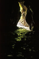 Las fuentes de agua, tanto subterr&aacute;neas como de superficie, son un recurso limitado que debemos proteger. Flujo de agua subterr&aacute;nea en la caverna Las Cacas, Boyac&aacute;.