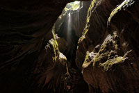 Hilos de agua que caen en el interior de la caverna Las Cacas en Pauna, Boyac&aacute;.
