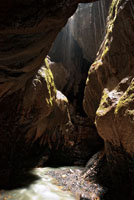 Parte del agua que cae a la superficie terrestre penetra a trav&eacute;s de grietas y poros para formar corrientes subterr&aacute;neas. Flujo de aguas subterr&aacute;neas en Las Cacas, Boyac&aacute;.