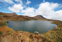 Cuando el agua se deposita en las concavidades del terreno monta&ntilde;oso, da lugar a algunos lagos. Lagunas de Siscuins&iacute;, Boyac&aacute;.