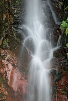 La velocidad que llevan las corrientes de agua depende de la pendiente del terreno por donde discurren. Quebrada con peque&ntilde;o salto sobre la roca, en el Nevado del Ruiz. 