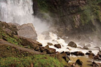 En la base de las ca&iacute;das de agua suelen acumularse bloques de roca que han ca&iacute;do de la parte alta de los escarpes. Cascadas de Sueva, Cundinamarca.