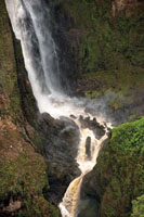 Durante la ca&iacute;da, la fuerza del agua que produce abrasi&oacute;n en las paredes de roca, las va haciendo cada vez m&aacute;s escarpadas, hasta configurar un precipicio con extraplomos y en ocasiones una caverna en su base. Base del Salto del Morti&ntilde;o, Huila. 